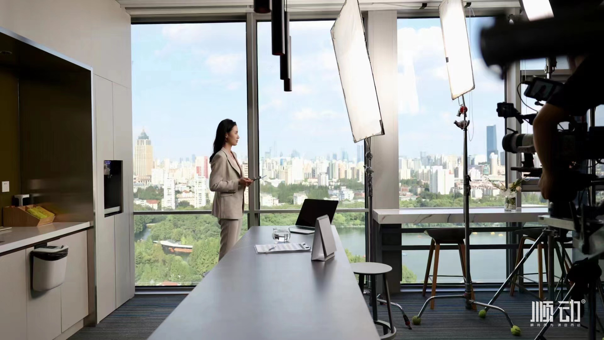 順動廣告為金融企業(yè)匯正財(cái)經(jīng)拍攝宣傳片